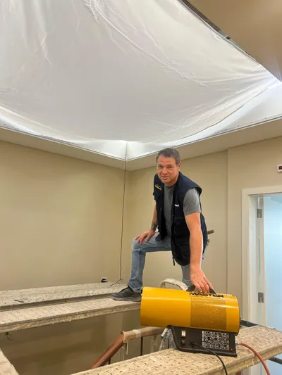 Instalador Garantodromo em processo de fixação de tecto tenso