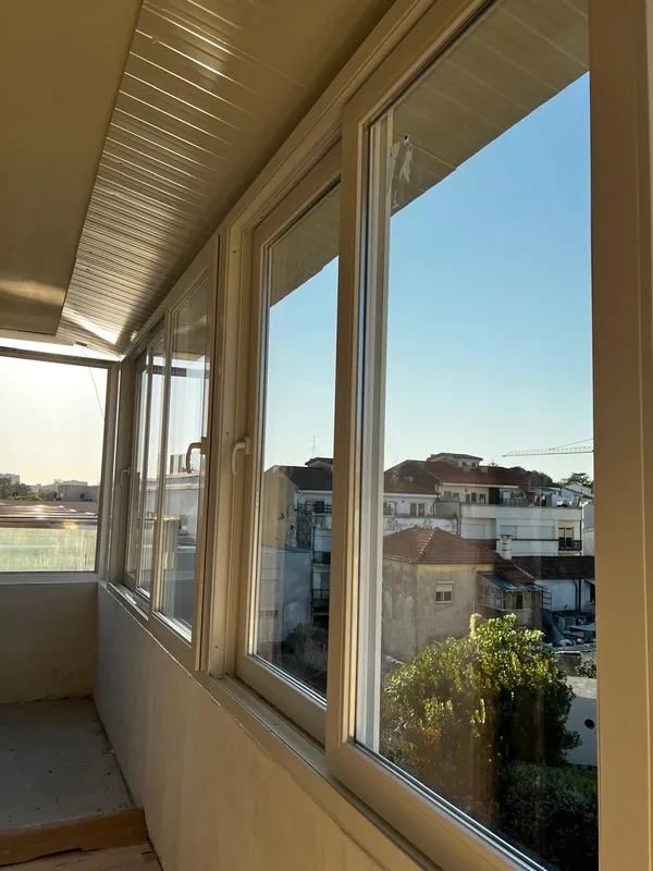 Janelas PVC instaladas — varanda com vista cidade Porto