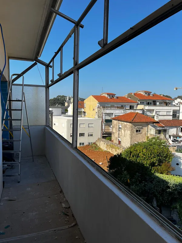 Antes da instalação — estrutura metálica sem vidros