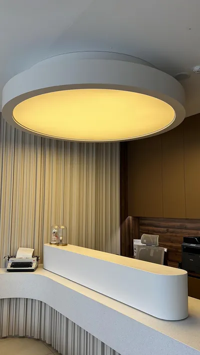 Teto tenso redondo com LED dourado — interior de elevada qualidade