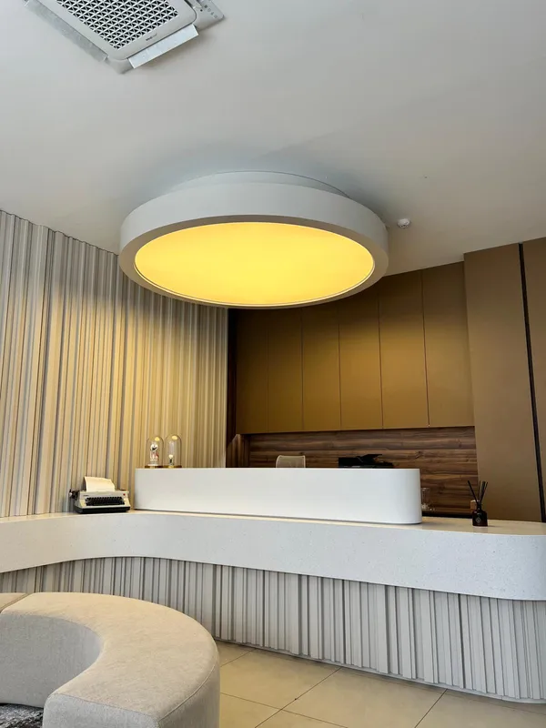 Tecto tenso premium instalado — recepção comercial Porto