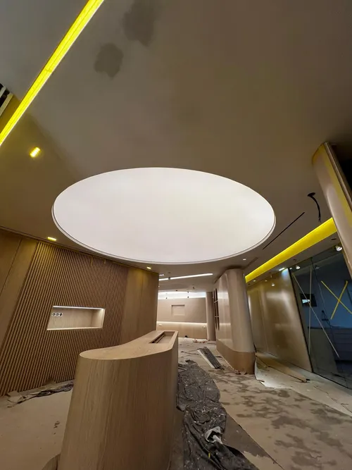 Монтаж натяжного потолка с жёлтой LED-лентой