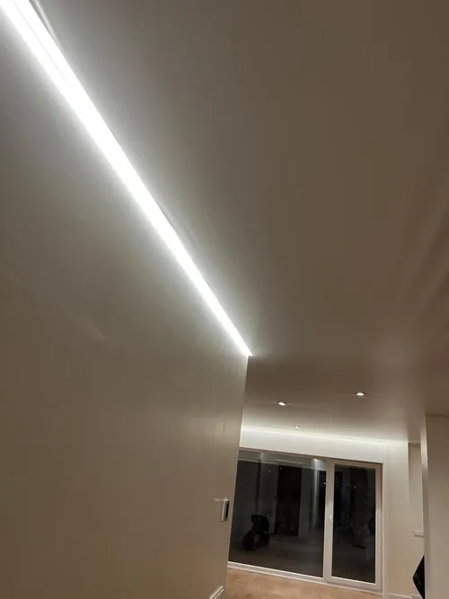 Натяжной потолок с линейным LED — современный коридор