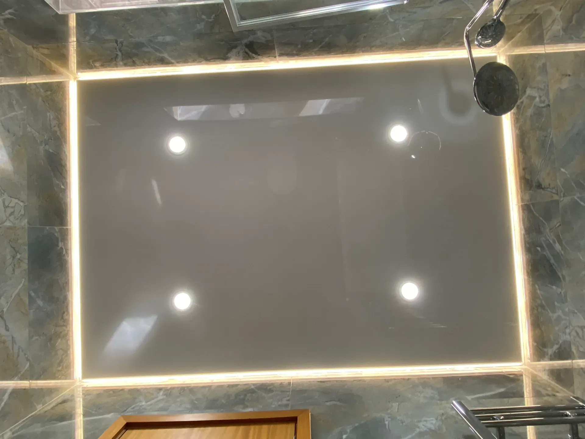 Tecto tenso Brilho — casa de banho com LED periférico e mármore