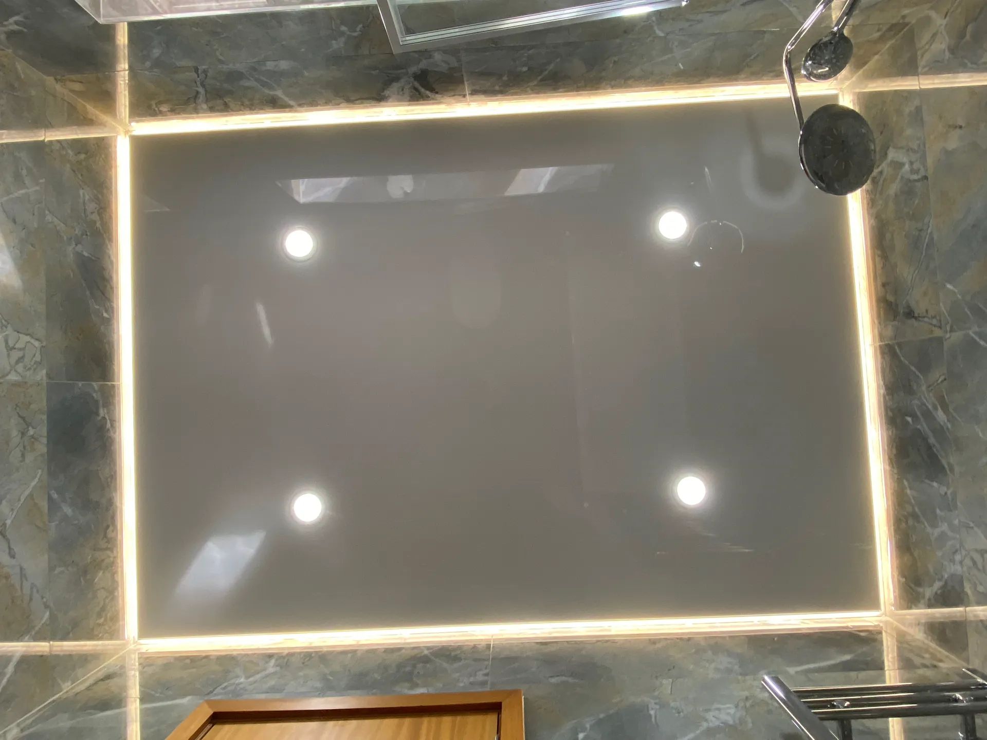 Tecto tenso Brilho — casa de banho com LED periférico e mármore